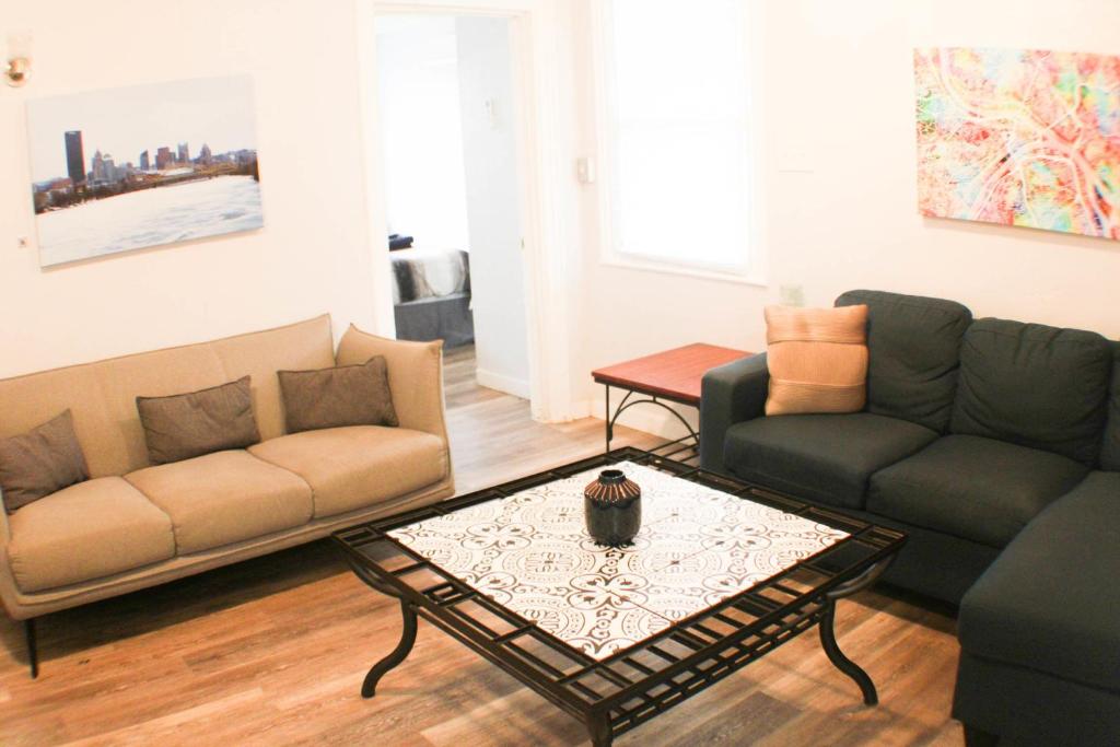 2 Bed Apt - 5 Min to North Shore - Easy Parking