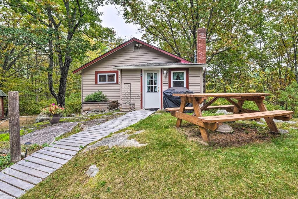 Cute Gilford Cottage with Grill - Walk to Beach (Gilford)