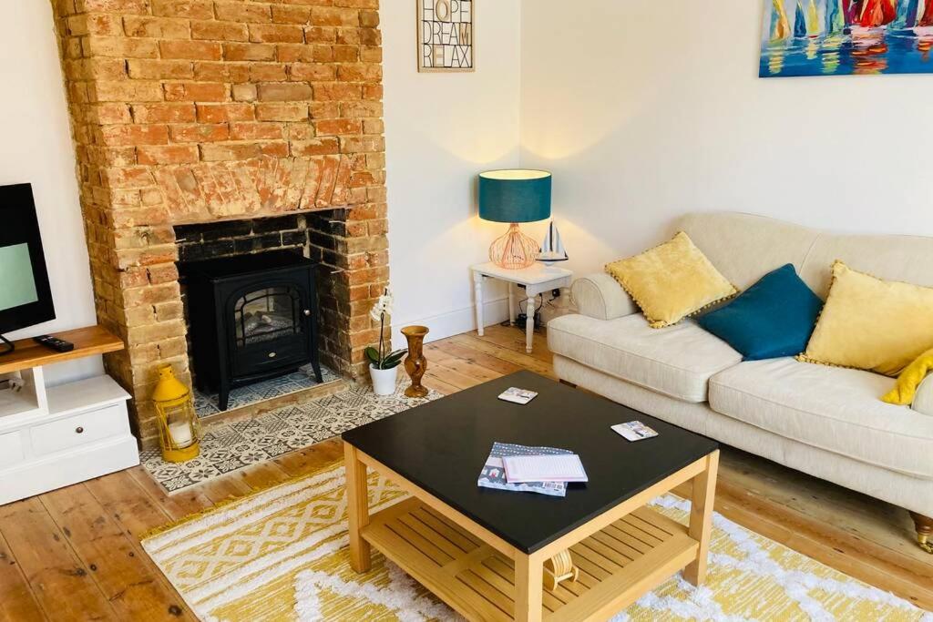 No43: Versatile 4BR coastal home with summer house (Cowes)