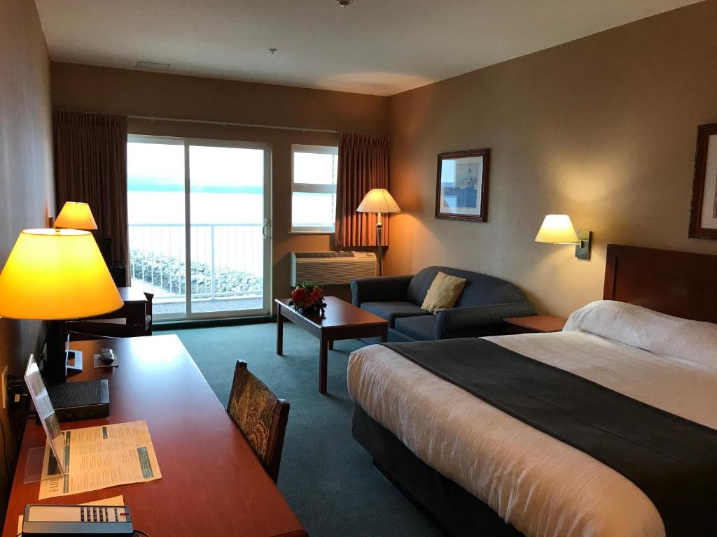 Beach Gardens Resort and Marina (Powell River) 