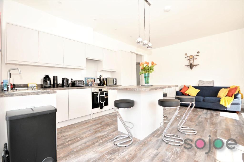 Stunning split level apartment with roof terrace
