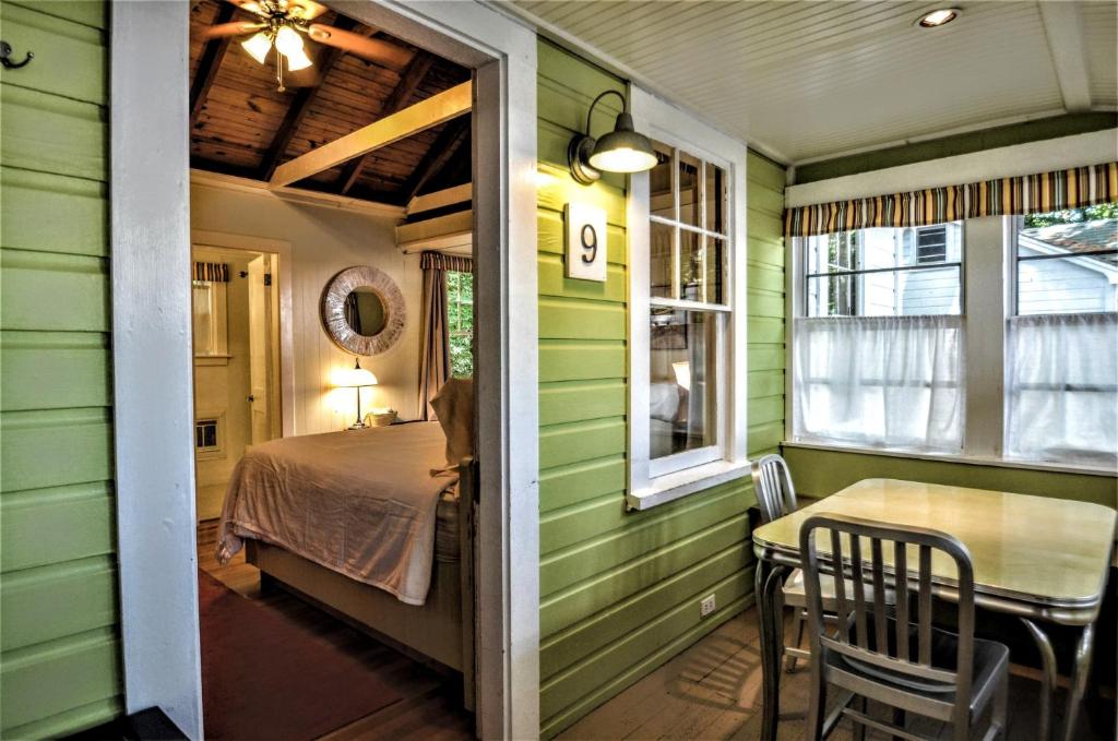 Cottage 8-9 - 2 Bedroom and 2 Bathroom with Loft (Wolfeboro)