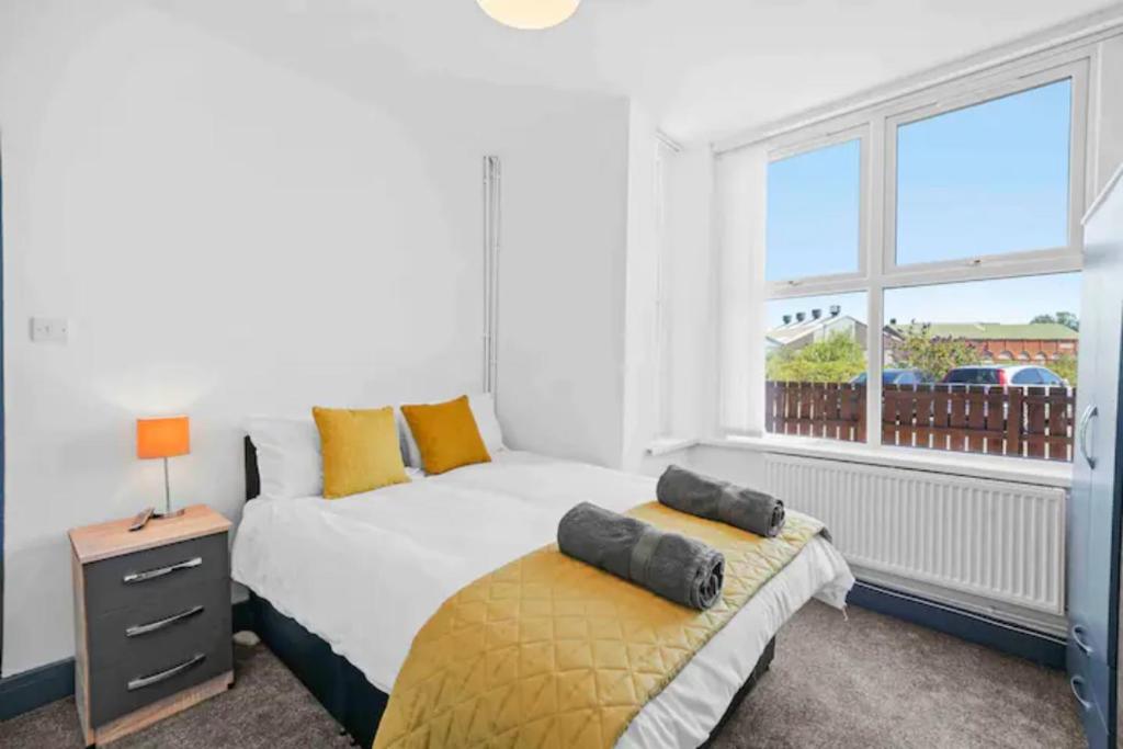 Fully Equipped 4 BR House in Central Stoke-Free Parking