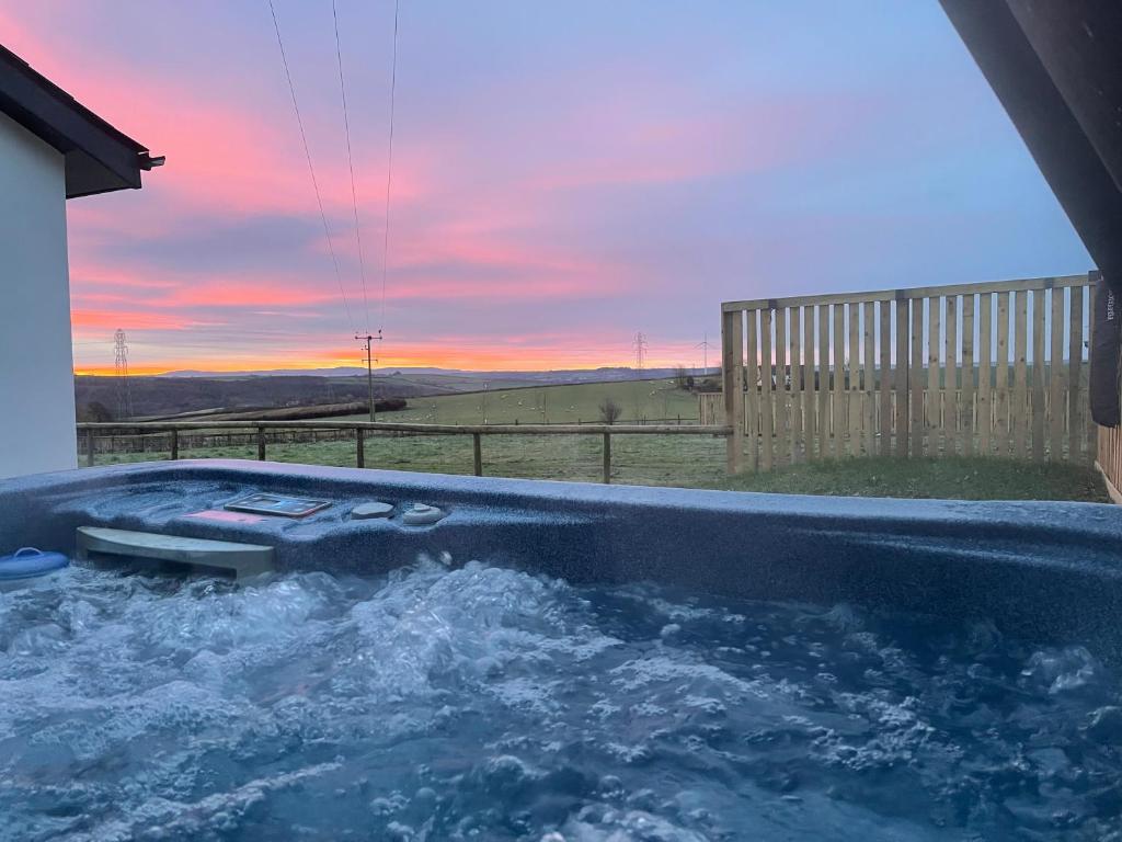 NEW! Country boutique escape . HOT TUB (Weare Giffard)