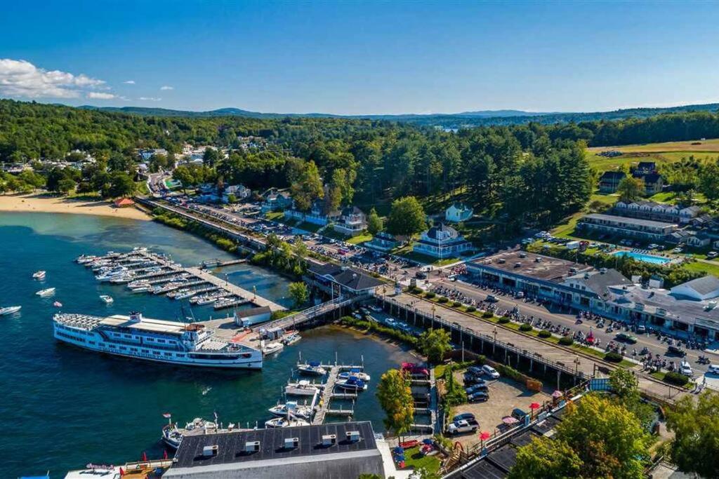 Spacious Condo Walking distance to Weirs (Laconia)