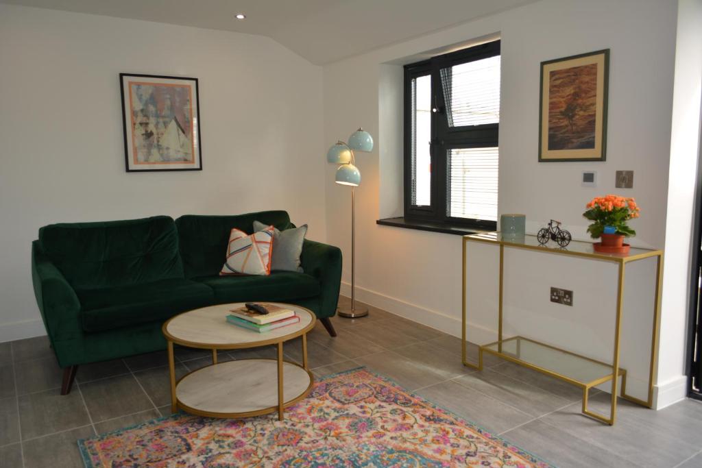 8 Jarn Court