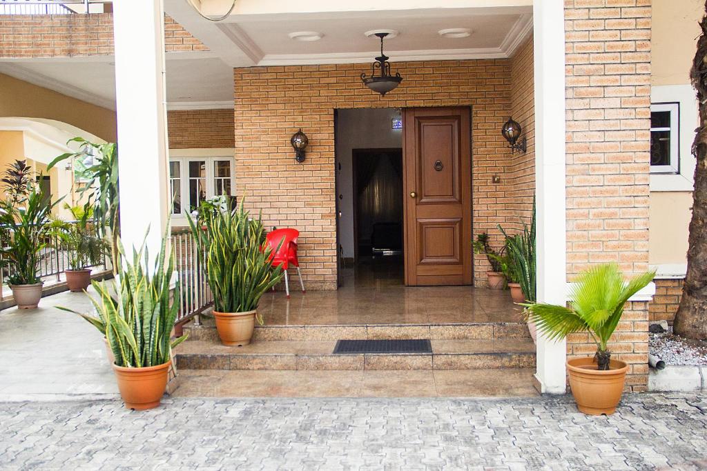 SMART APARTMENT - 4-bedroom Short-Stay home in a secured location