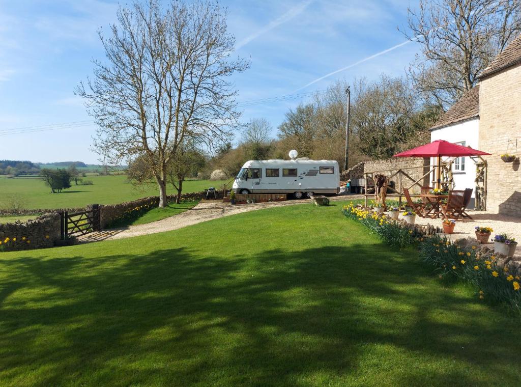 Large Static Motorhome - Stunning Countryside Views (Cirencester)