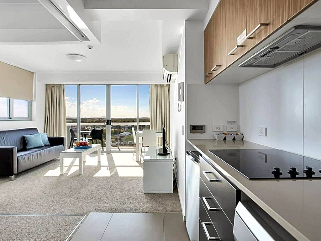 Modern Dual Key Apt w Pool in the heart of Mackay