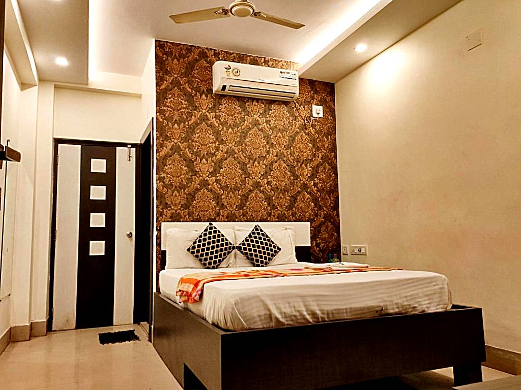 Hotel Sun City: Luxury Double Room with Balcony (2 Adults + 1 Child)