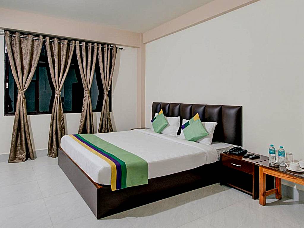Treebo Trend Staying Center: Deluxe Double Room