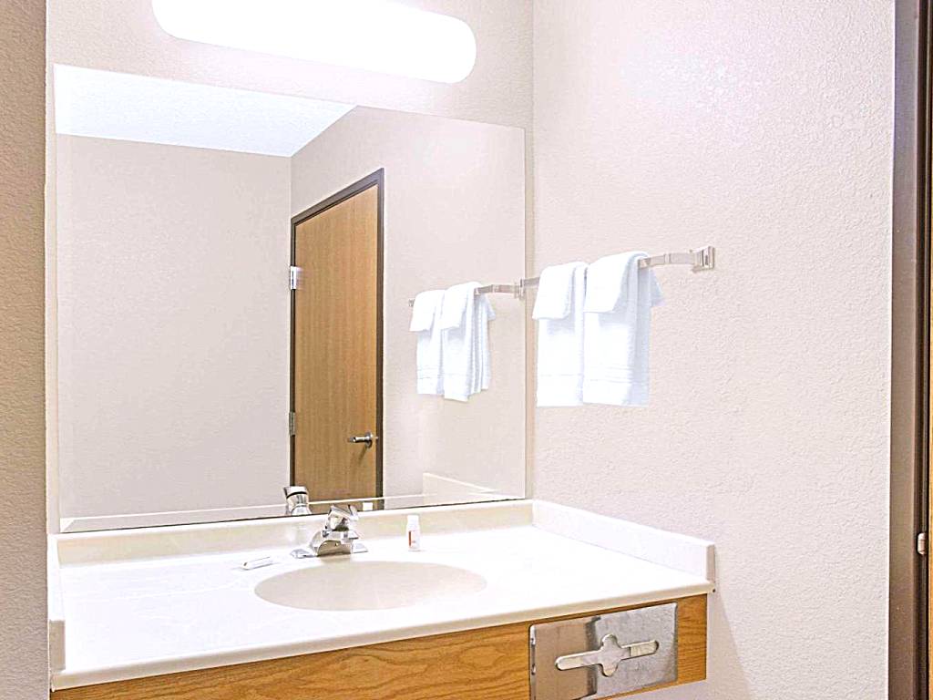 Super 8 by Wyndham Davenport: Superior King Suite - Non-Smoking