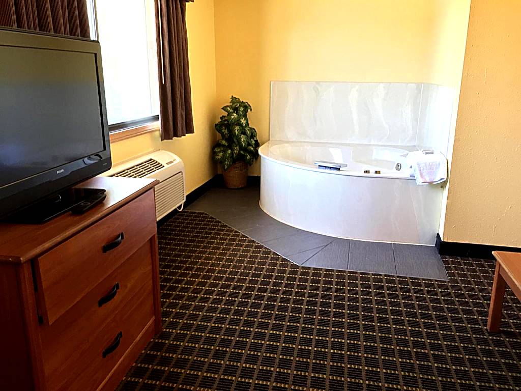 Quality Inn & Suites Harrington: Suite with Hot Tub - Non-Smoking (Harrington)