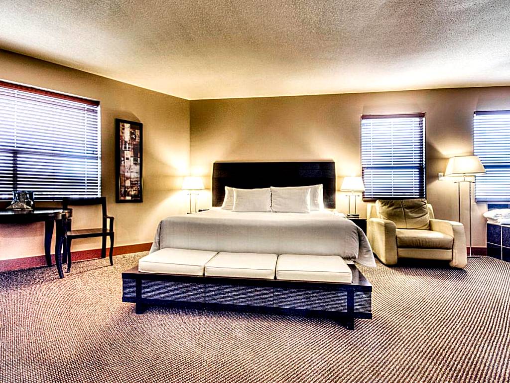 Podollan Inn & Spa - Grande Prairie: King Suite with Spa Bath