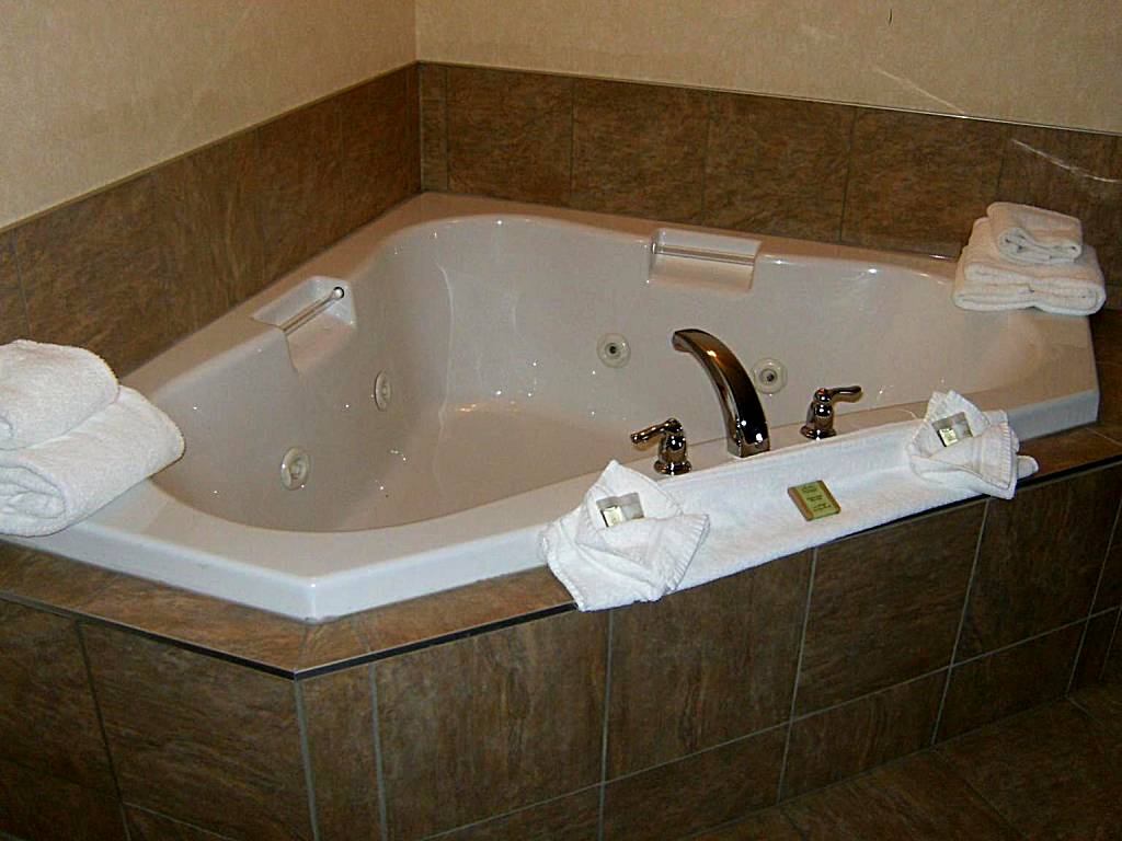 Super 8 by Wyndham Grande Prairie: One-Bedroom Queen Suite - Smoking