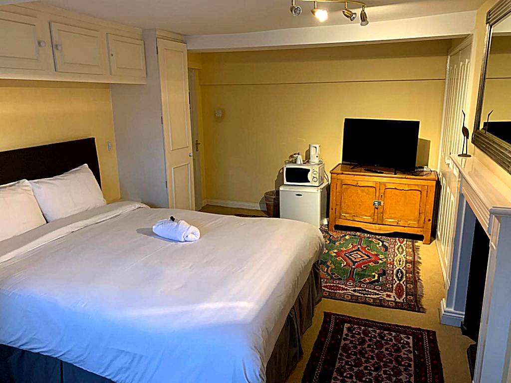 The Red House: Double Room with Shared Bathroom (Grantham)