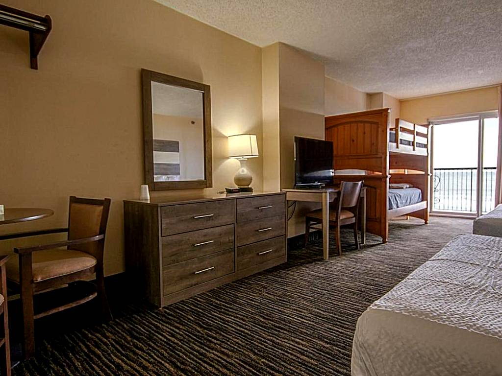 Americana Motor Inn on Boardwalk: Family Room with Front Sea View
