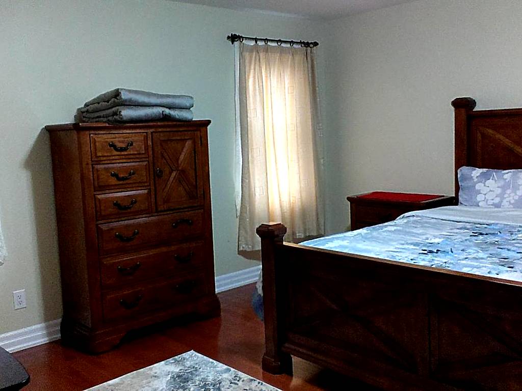 HB Guest Home 4: Deluxe King Suite