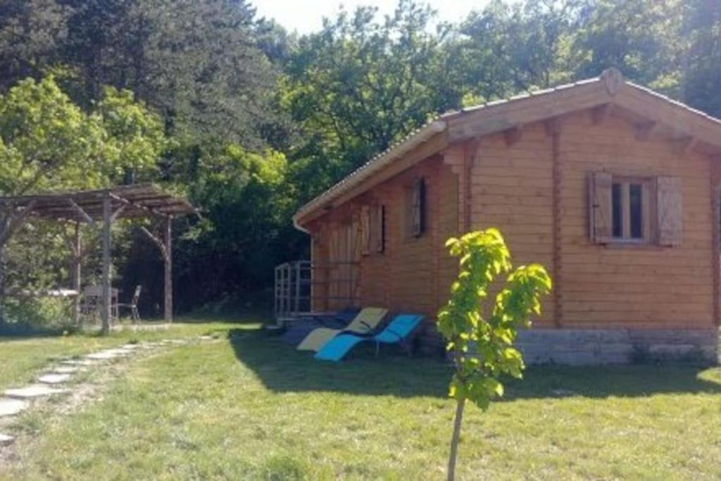 Un chalet en bois dans un écrin de verdure