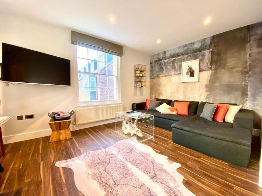 Stunning Little House on Poole Quay - Free Secure Parking & WiFi - in the heart of the Old Town - Great Location - Free Parking - Fast WiFi - Smart TV - Newly decorated - sleeps 2! Close to Poole & Bournemouth & Sandbanks