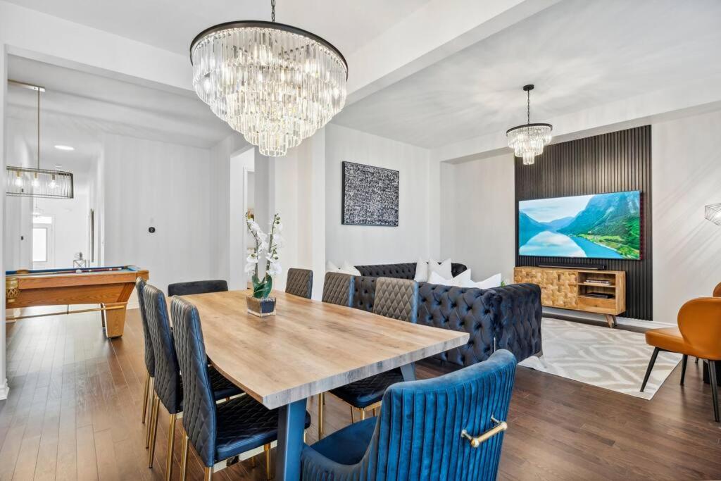Barrie Luxe, Pool Table 6 BR 6 BA Custom Design A+ Location