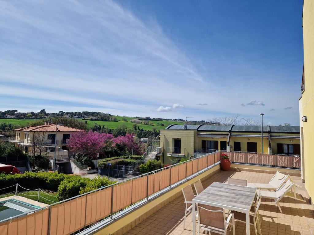 Appartamento L'Azalea - a due passi da Numana con grande terrazzo e piscina condominiale stagionale