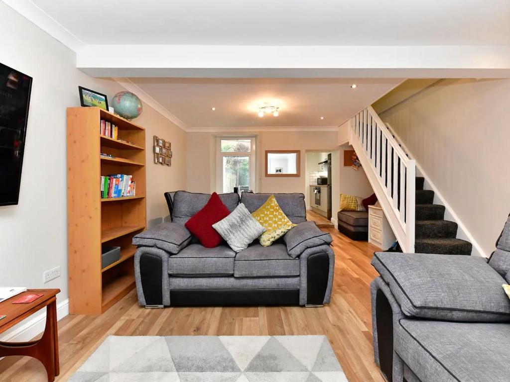 "Ideal Location" Superb Townhouse & Garden -5min Walk to City, Beach, Marina - Quiet Popular Area