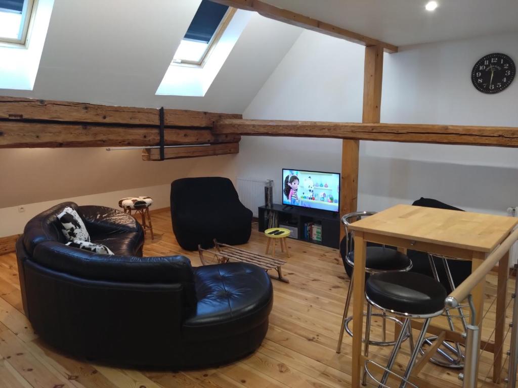 Grande maison de ville rénovée,au cœur du village