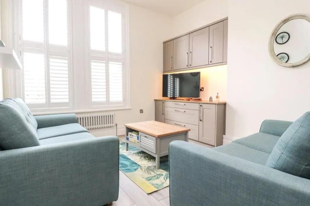 The Hideaway - Perfect couples retreat with Free parking on driveway