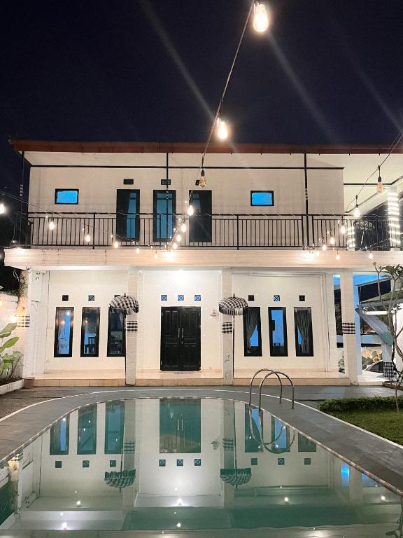 Villa Sindang Restu Sr Cisarua 4Br 20 Pax