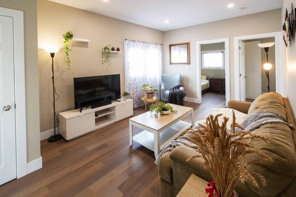 Niseko Riverside By Zen Life 4Bedrooms 1Bath Greenie Cottage and 3bedrooms 2bath Cowie Cottage