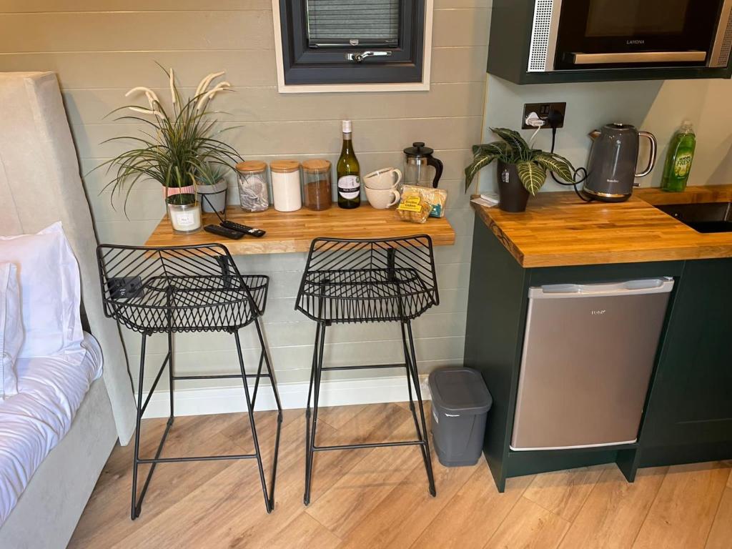 Luxurious Canal-side mini lodge in Llangollen with hot tub