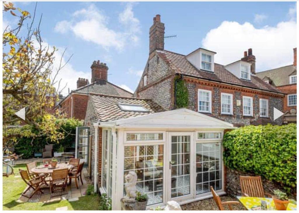 West Cottage. Central, beautiful, 2 mins to beach.