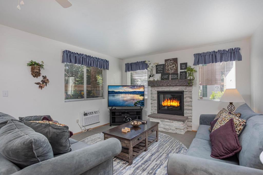 Walk to Downtown * 6 Guests * Pets * A/C! * No Stairs!