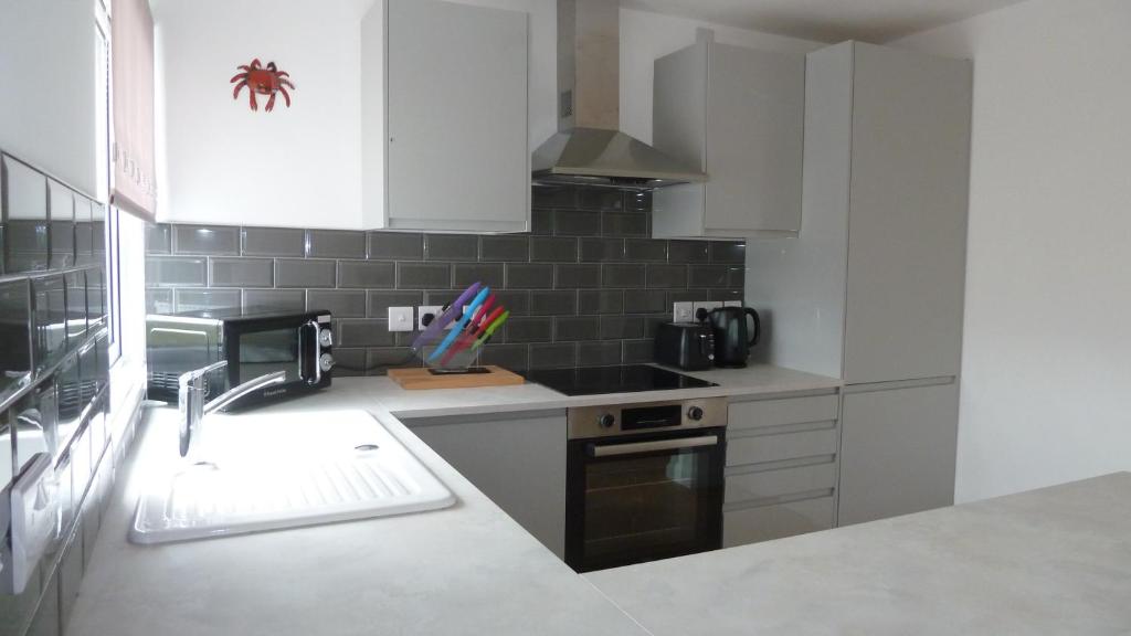 The Getaway - Modern 2 Bedroom Brixham Bungalow with sea peeps