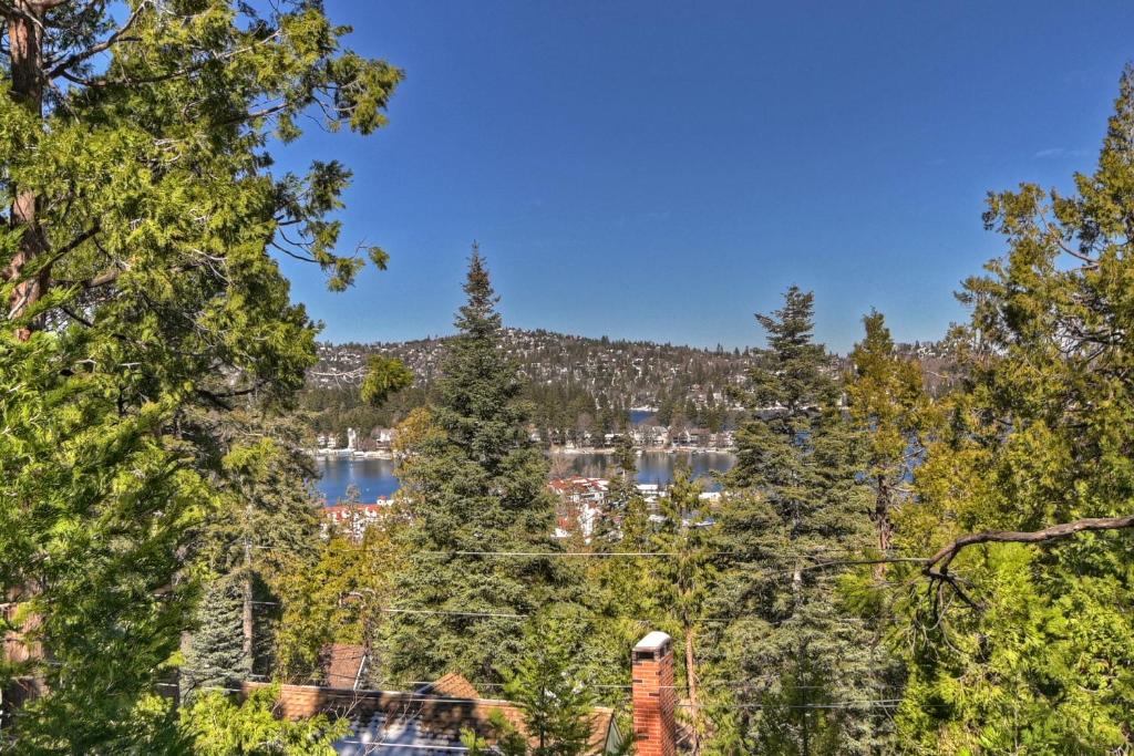 Stunning LAKE VIEW Game Room Spa Walk To Village