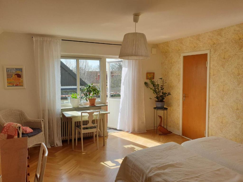 Egen ovanvåning i charmig villa nära havet