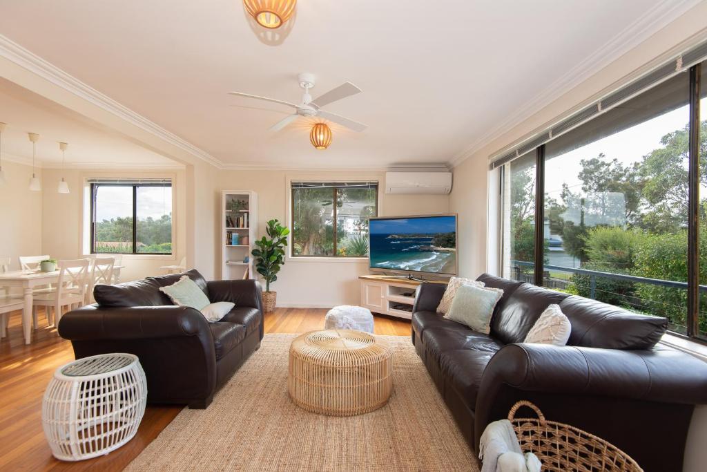 OCEAN VIEWS OF MALUA BAY, Walk to Three Beaches