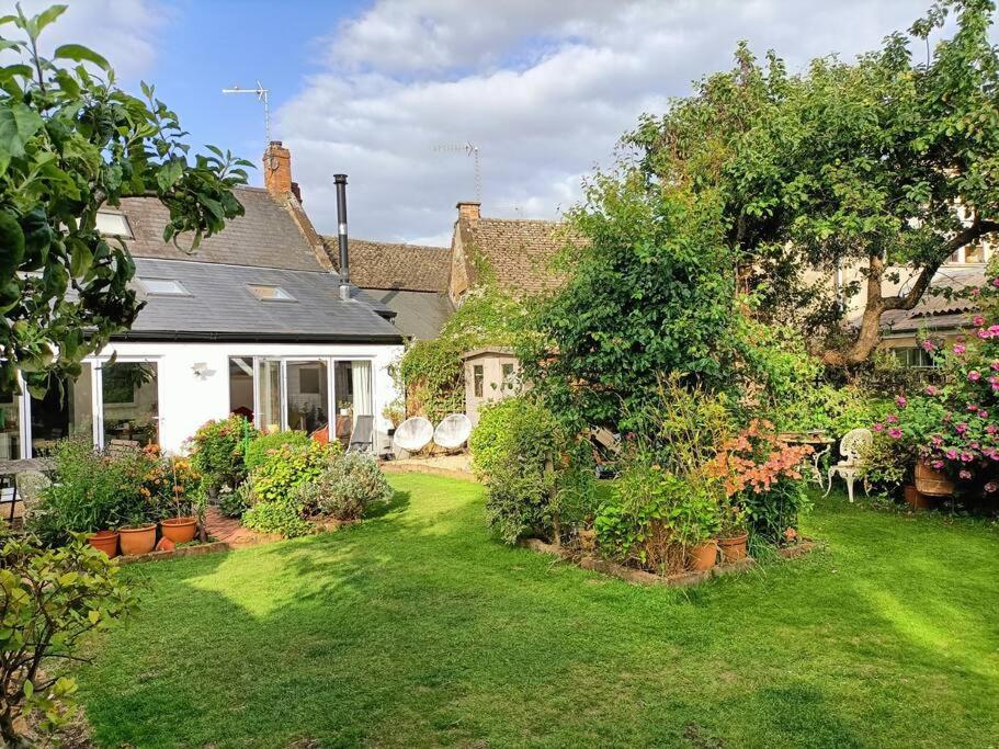 Cybil's Retreat - Renovated 2 bedroom house with enclosed garden