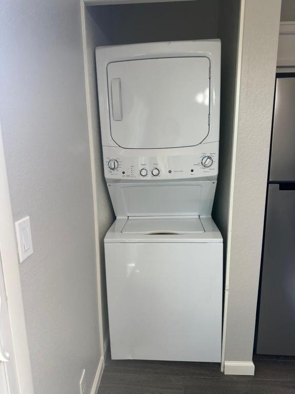 Beautiful CozySuites Glendale by the stadium