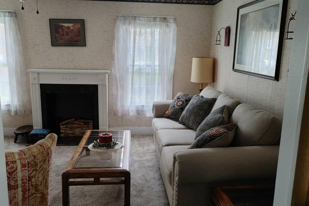 Entire Home - 4 Bedroom - Canandaigua - Steps Off Downtown - Walking distance to Restaurants, Shops, Breweries & Pubs