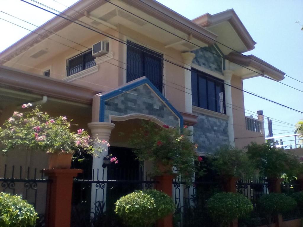 Gallery, air-conditioned room with double bed Kitchen Bathroom Toilet Pools Beaches around the corner