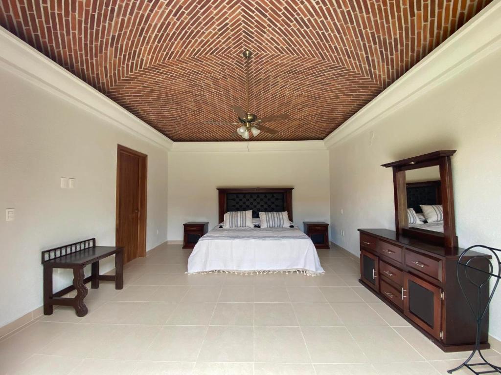 Villa acogedora con patio estilo hacienda.