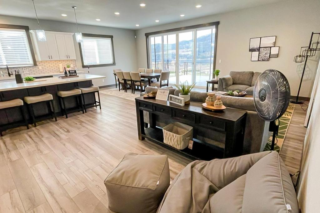 Modern Manson Lakeview