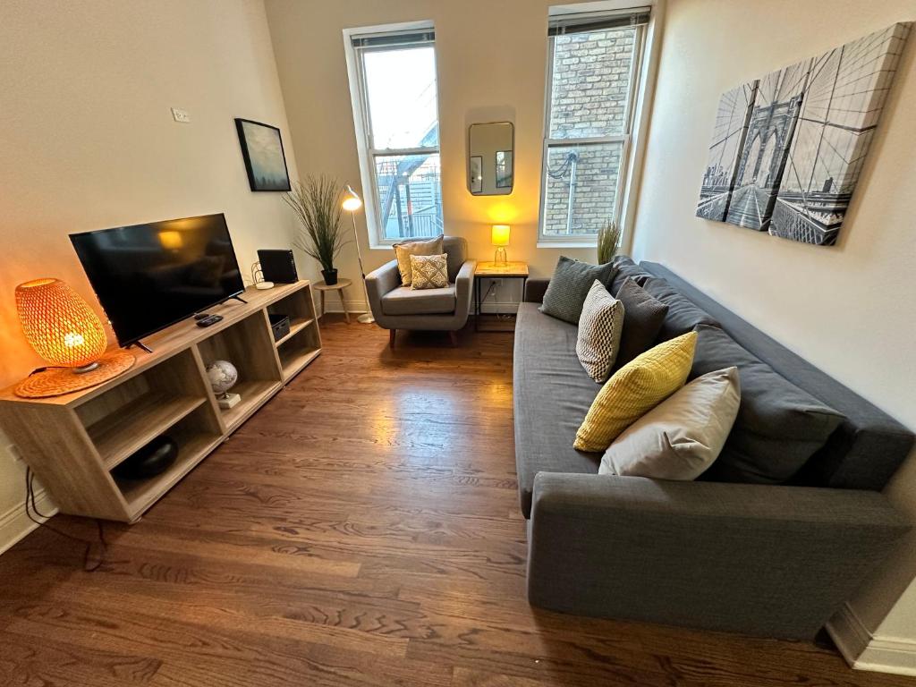 West Town Hideaway Sleeps 18 plus with Parking!