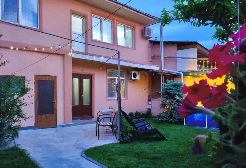 FRОDО - Cozy as a home. 2 floors, 2 bedrooms, large guest room, 1 bathroom