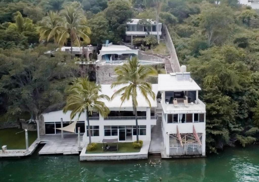 7BR Impresionante Casa De LAGO Con Alberca
