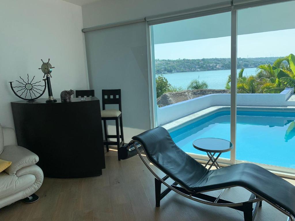 Casa Azul en la orilla del Lago Tequesquitengo