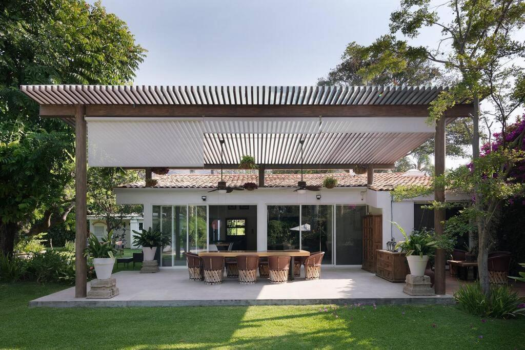 Welcome to Villa Cristy 3-BR 3 5-WC in the La Floresta area