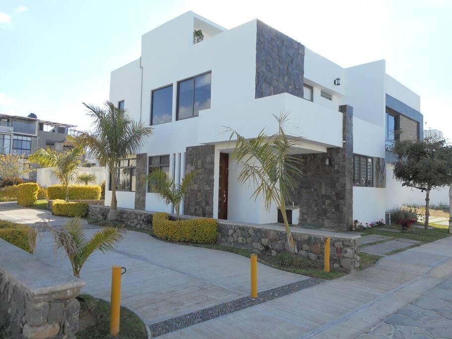 Hermosa Casa en Orilla del lago